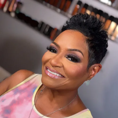 Linda Davis posing for a selfie