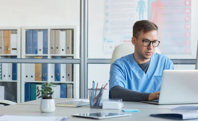 What is the Difference Between a Medical Assistant and a Medical Office Administrator?
