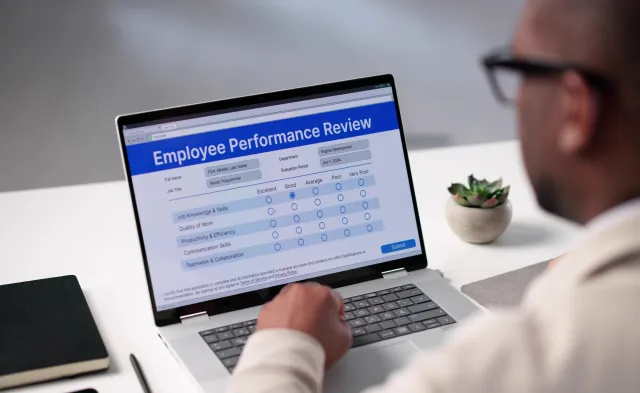 Online Performance Evaluation Form: African American Employee Filling Review