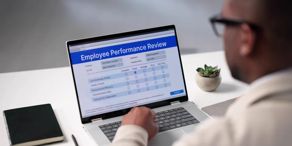Online Performance Evaluation Form: African American Employee Filling Review